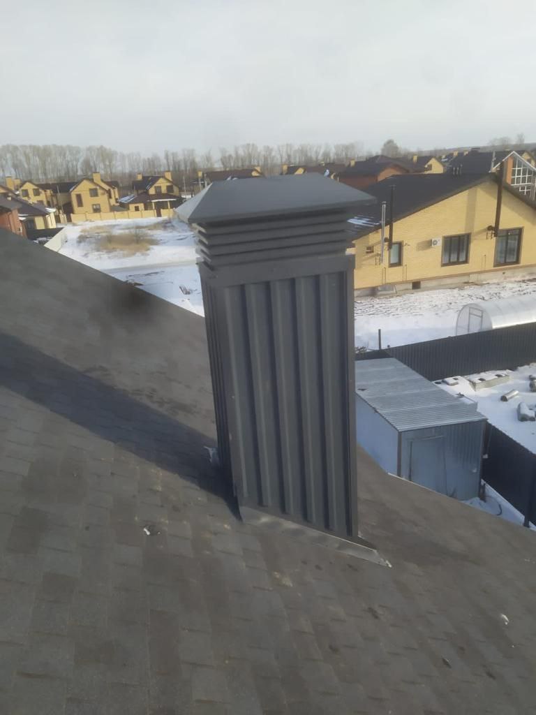 Облицованный дымоход на шинглас кровле зимой