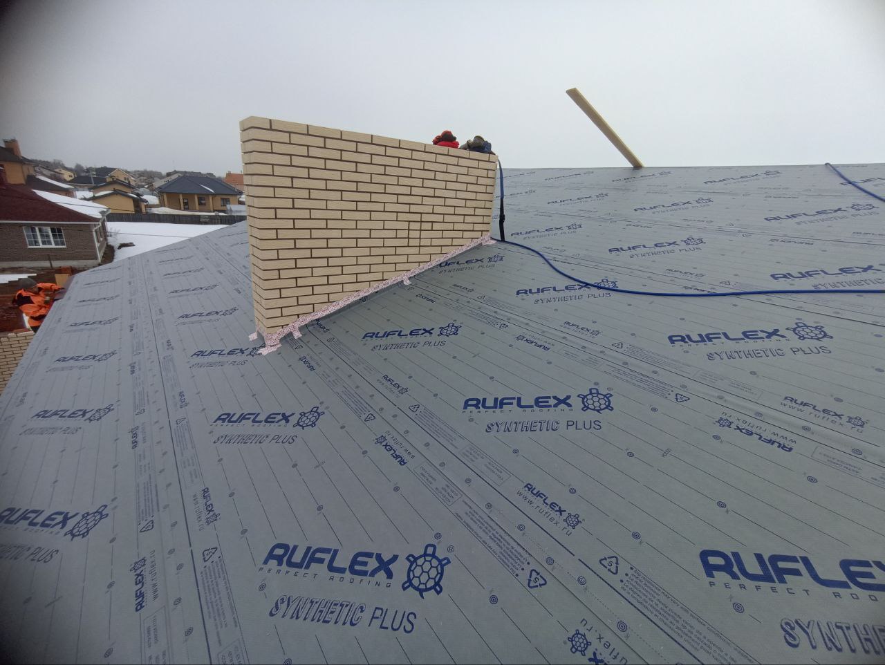 Готовый дом с тёмной кровлей в Казани