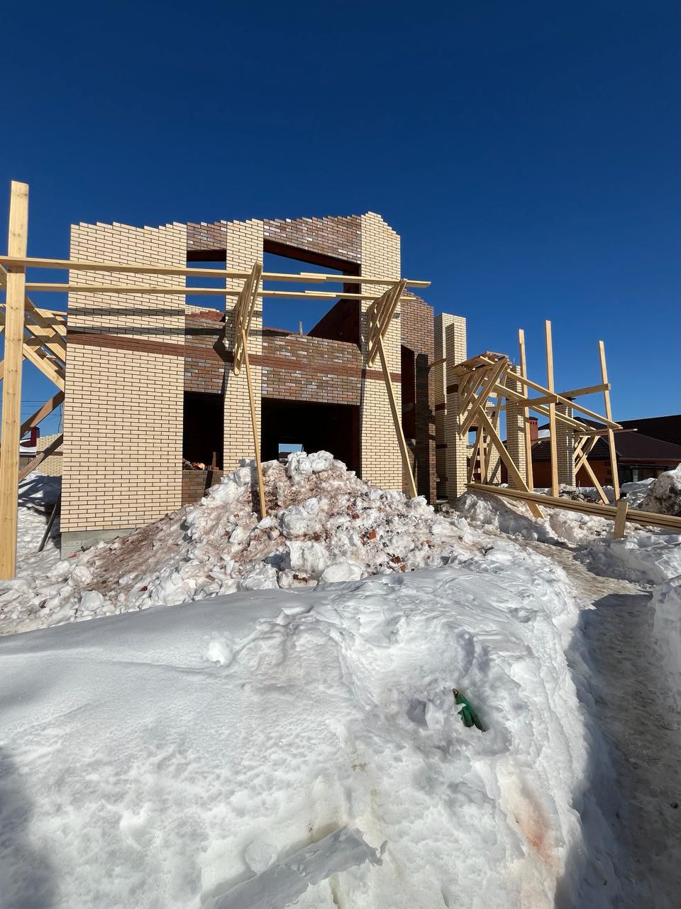 Завершённый объект - кирпичный дом с кровлей и дымоходом