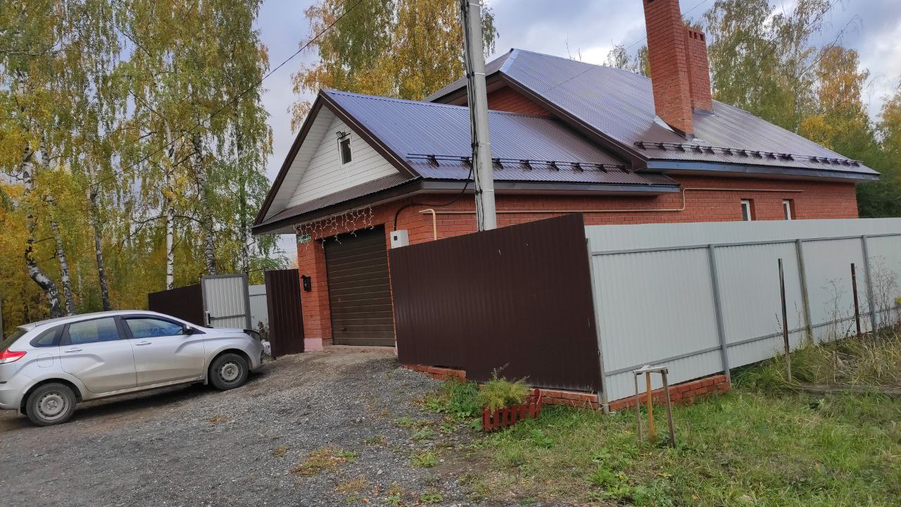 Готовая кровля из металлочерепицы на кирпичном доме в Казани