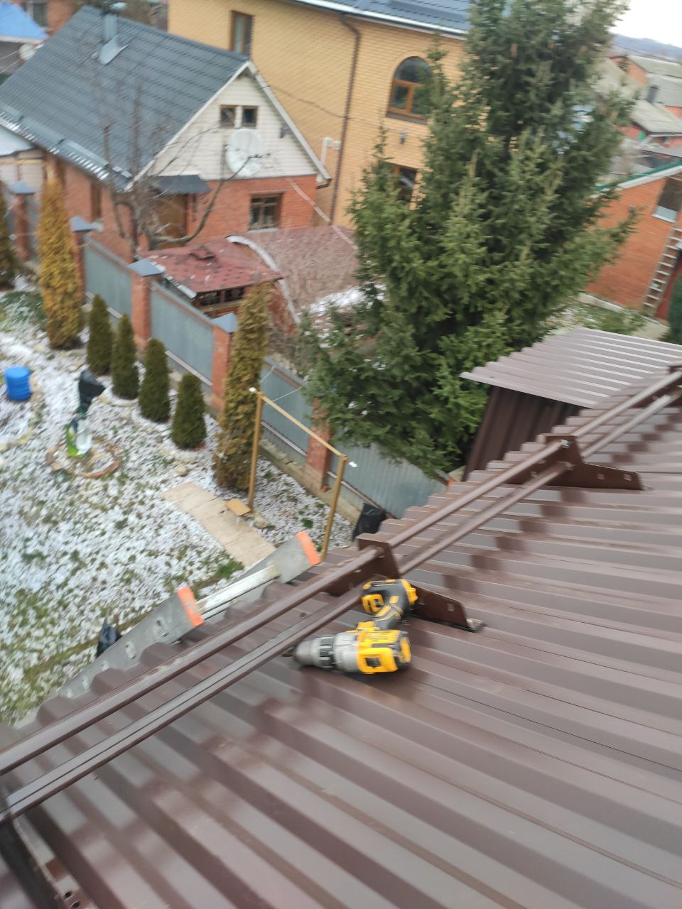 Дом с кровлей из металлочерепицы, выполненной компанией Укрытие