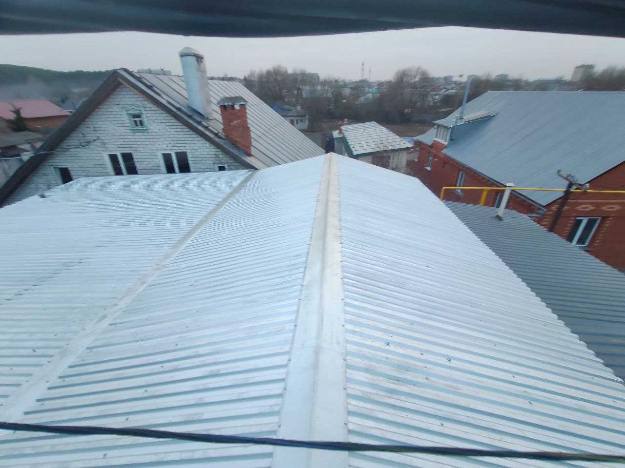 Кровля из профнастила, вид с конька