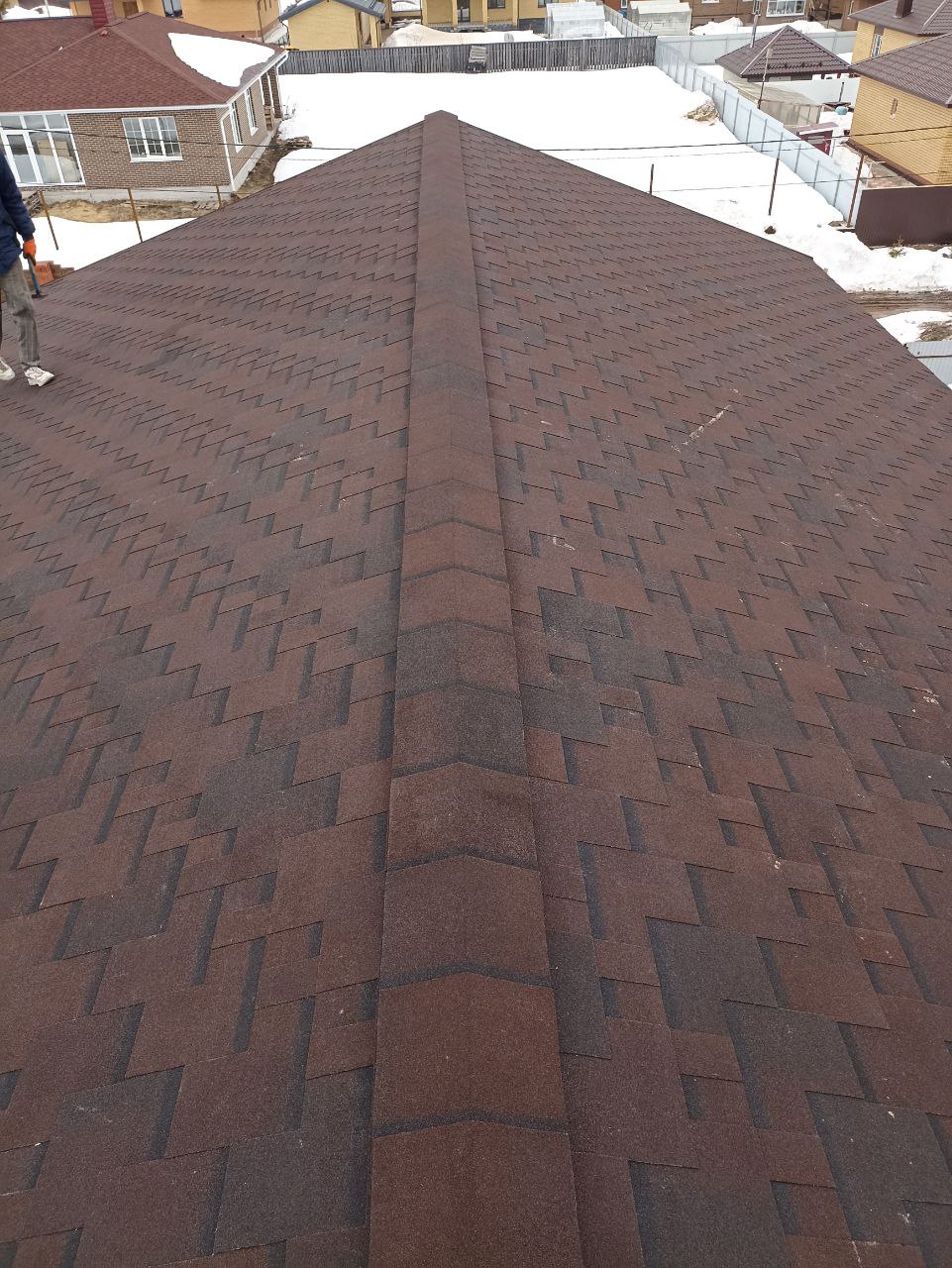 Панорамный вид гибкой черепицы на кровле