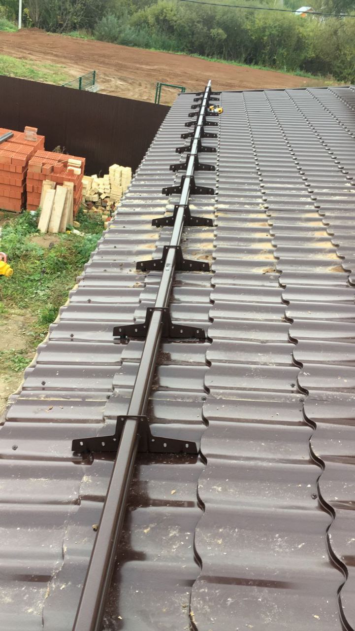 Трубчатые снегозадержатели на металлочерепице летом