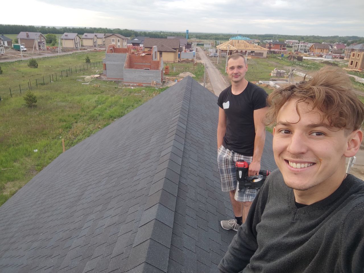 Бригада кровельщиков Укрытие на крыше