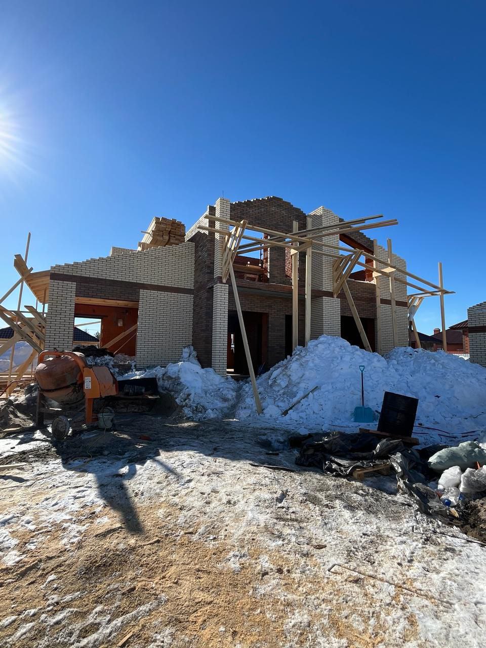 Начало монтажа стропил зимой в Казани